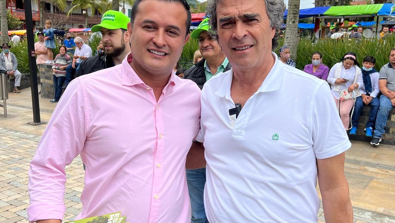 Archivo de Jorge Iván Torres Ramírez: otro encuadre de un encuentro en la plaza.