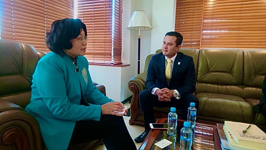 Archivo de Jorge Iván Torres Ramírez: conversación en una sala de reuniones.