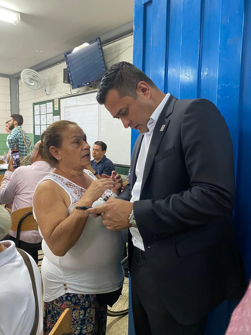 Archivo de Jorge Iván Torres Ramírez: escucha en una jornada de atención.