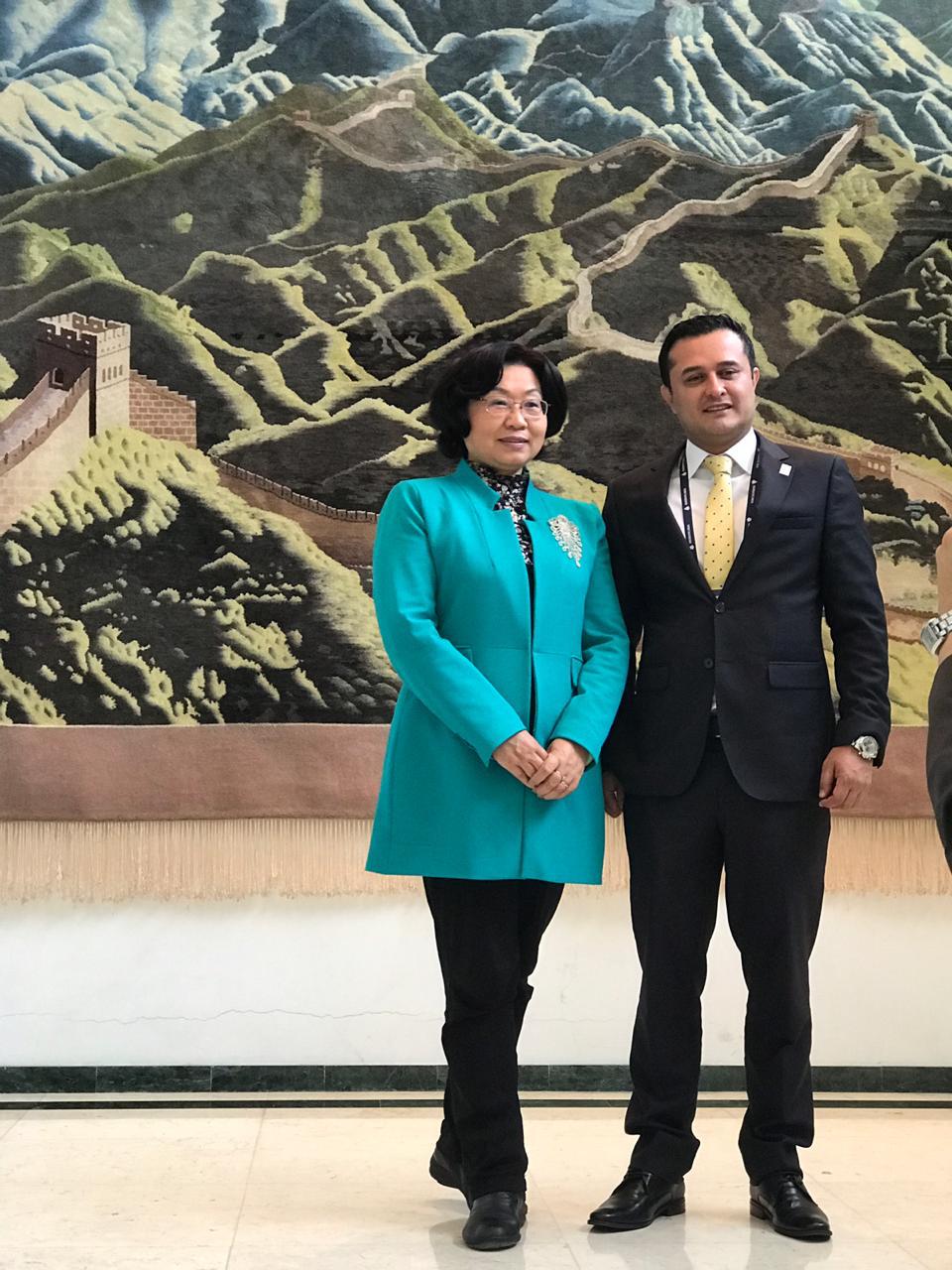 Archivo de Jorge Iván Torres Ramírez: registro de un encuentro junto a un mural.
