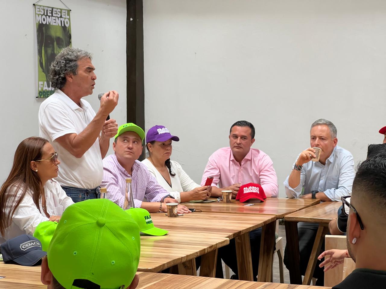 Archivo de Jorge Iván Torres Ramírez: conversación en una reunión de campaña.