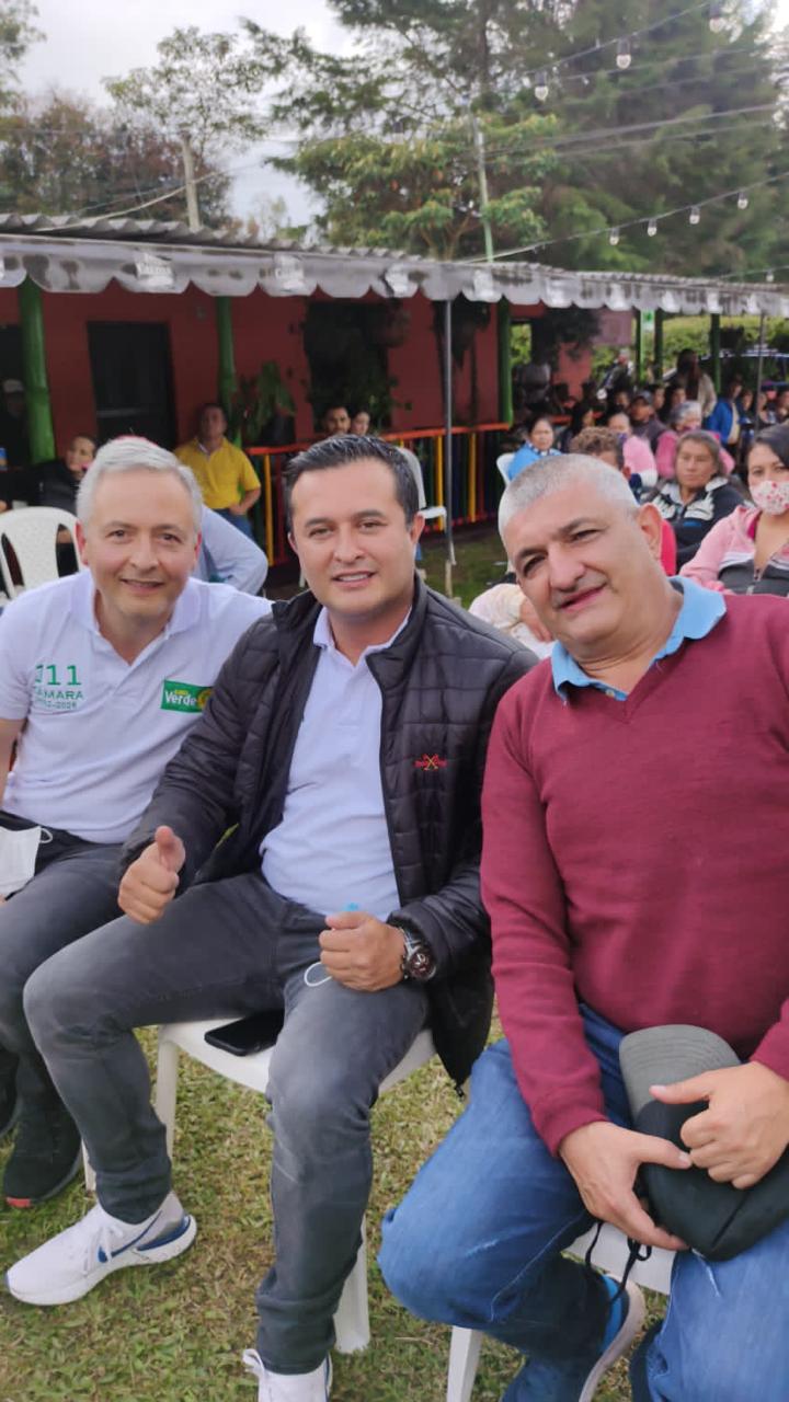Archivo de Jorge Iván Torres Ramírez: conversación en un encuentro al aire libre.