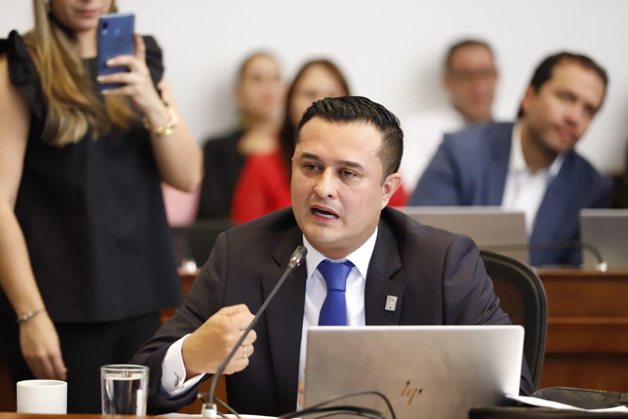 Archivo de Jorge Iván Torres Ramírez: presentación ante micrófono en una sesión.