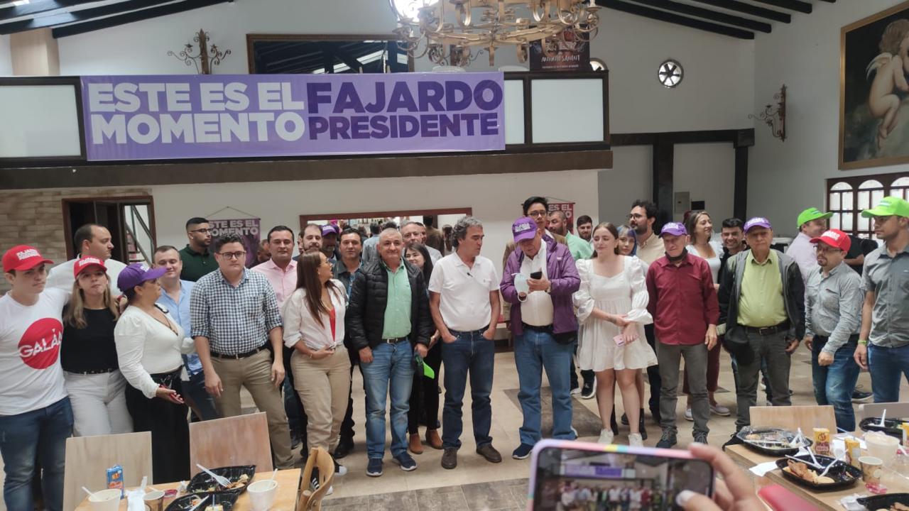 Archivo de Jorge Iván Torres Ramírez: reunión con material de campaña.