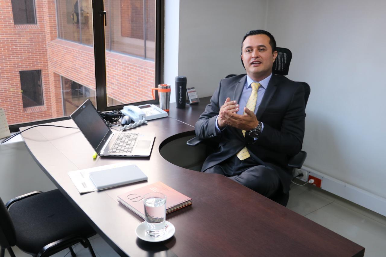 Archivo de Jorge Iván Torres Ramírez: una jornada de trabajo en oficina.