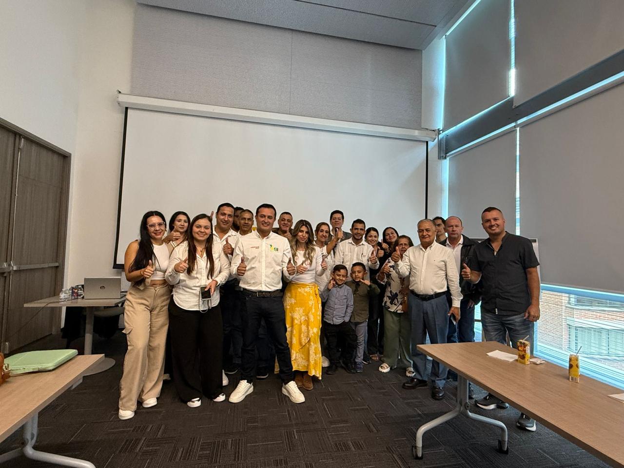 Archivo de Jorge Iván Torres Ramírez: fotografía de grupo en una sala de reuniones.
