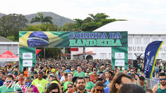 Corrida comemorativa ao Dia da Bandeira reúne mais de 22 mil pessoas no Museu Aeroespacial