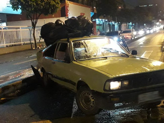 Carro de passeio faz conversão proibida e causa acidente com BRT na Taquara