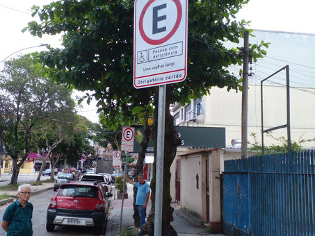 Cet-Rio recoloca placa de estacionamento para pessoas com deficiência na Praça Saiqui