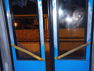 Veículo do BRT é apedrejado no corredor Transolímpica em Jacarepaguá