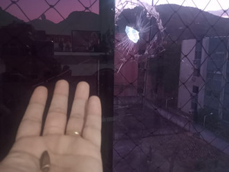 Bala perdida atinge apartamento em Sulacap, após bandidos atirarem contra a PM