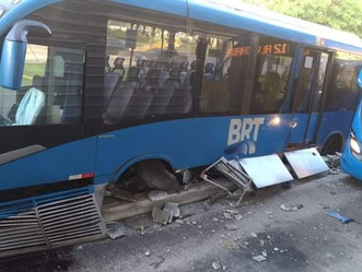 Articulado BRT colide com estação na Barra e motoristas relatam problemas na direção