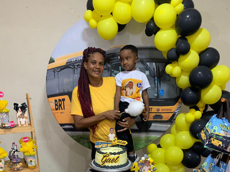 Menino autista, morador de Realengo, comemora aniversário com BRT como tema da festa