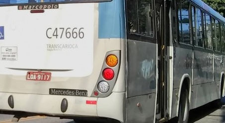 Linha 803: ônibus roda na Zona Oeste com barras de apoio e luminárias quebradas nessa terça (16)