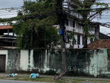 Poste "torto" com ameaça de cair em Sulacap causa temor aos moradores