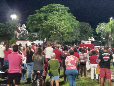 Praça do São Jorge, na Estrada Japoré, recebeu centenas de pessoas nesse domingo (23)