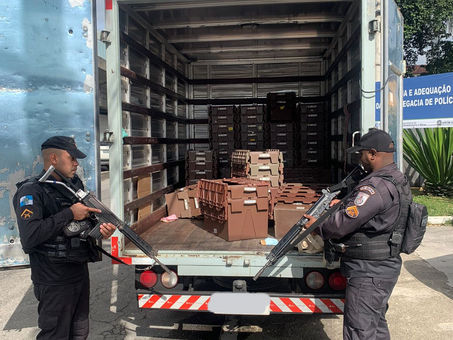 PM recupera em Magalhães Bastos, caminhão e carga roubados em Guaratiba