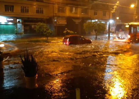 [VÍDEO] Vale a pena ver de novo: temporal alaga ruas da Mallet e Jardim Sulacap
