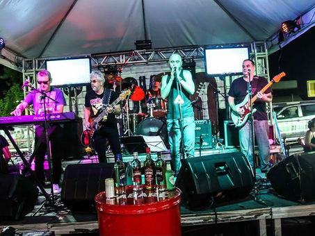 Praça Saiqui fica lotada no Rock 80 Festival no último final de semana em Vila Valqueire
