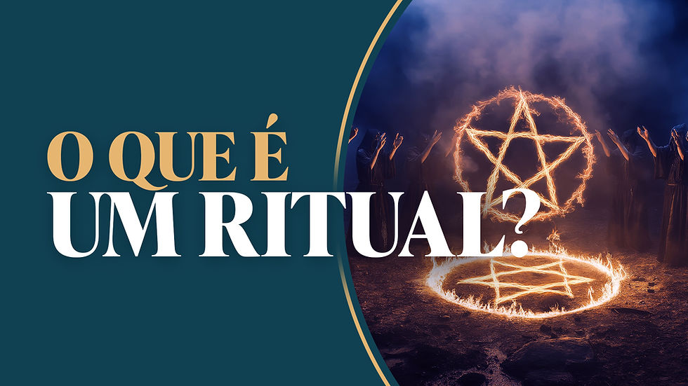 Grupo em túnicas ao redor de pentagrama flamejante, fundo escuro. Texto: "O que é um ritual?". Atmosfera mística.