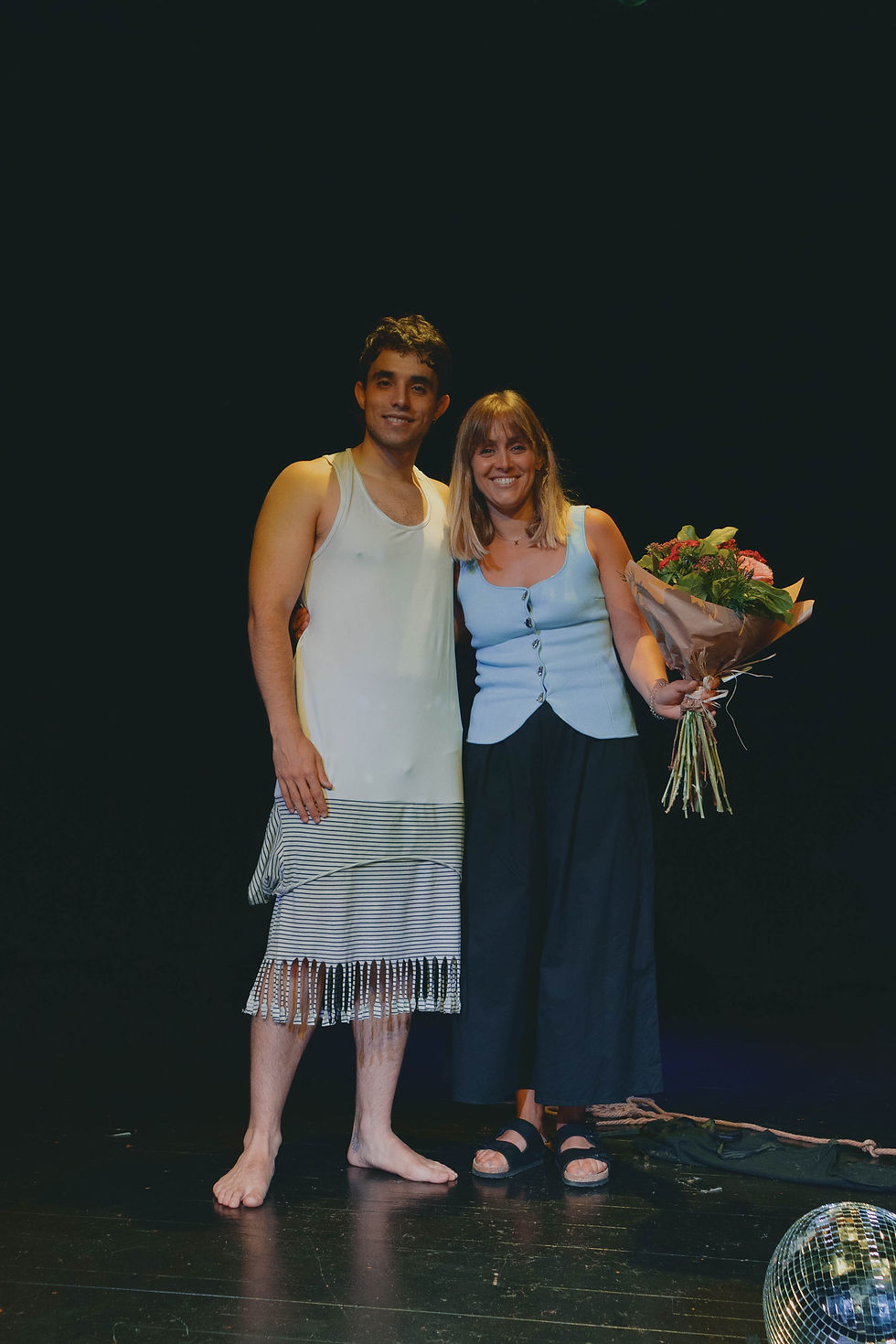 Fotografía del creador junto a su tutora Nerea Lovecchio en el teatro Tyl Tyl