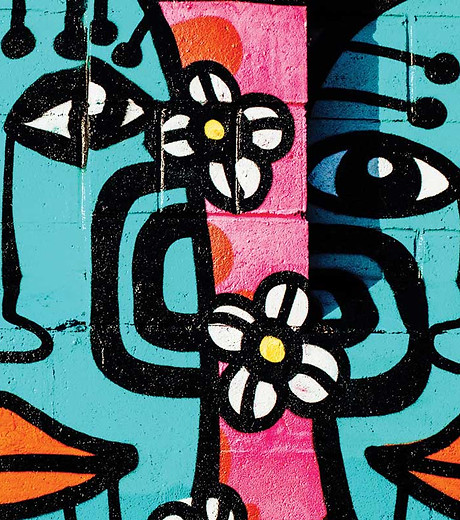Les gens et les graffitis de fleurs