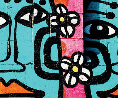 Les gens et les graffitis de fleurs