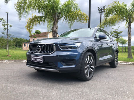 ACELERAMOS O VOLVO XC40 MOMENTUM HÍBRIDO.