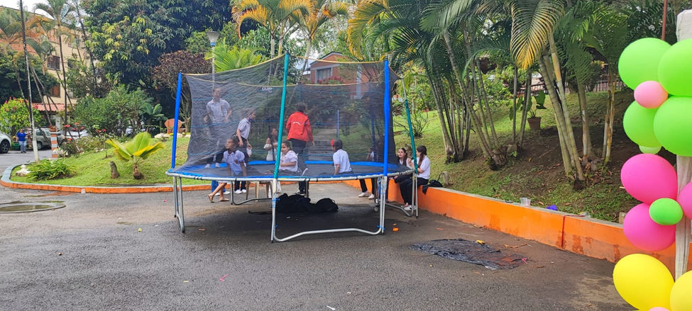 Disfrutando de platos antioqueños.