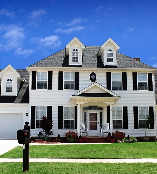 Landscaper in Avon Lake Ohio proving landscape design services