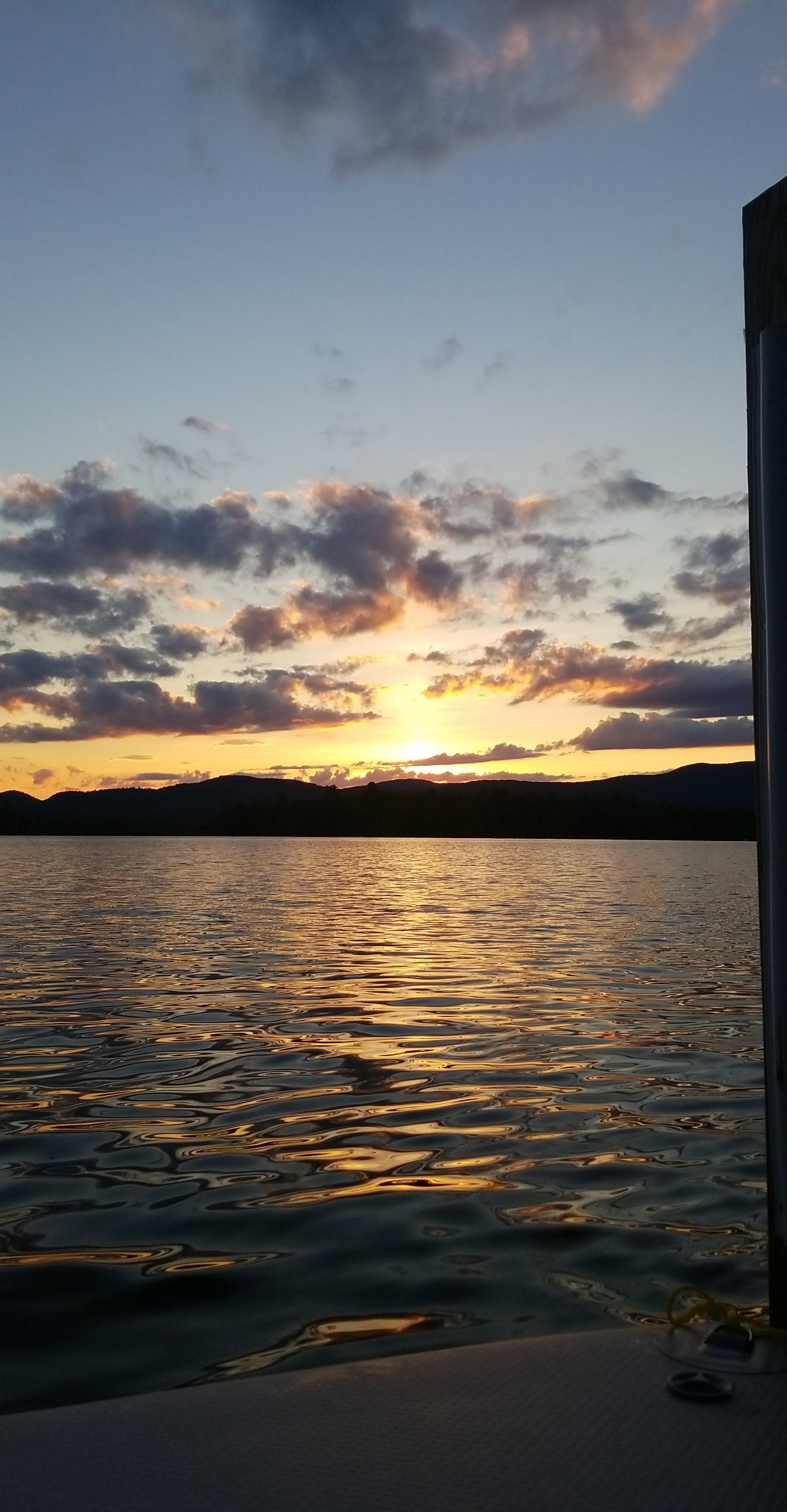 Matahari terbenam di Cayuga Lake