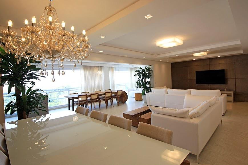 Predomina-se detalhes luxuosos como lustres, pisos de mármores, quadros e carpetes. Os móveis de madeira rústicos equilibram o o teor e deixam o ambiente aconchegante e moderno.