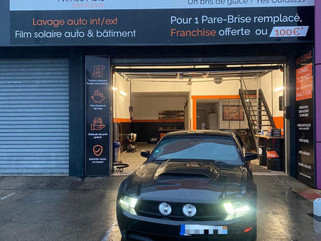 Remplacement Lunette arrière + Vitres teintées sur cette Ford Mustang !!!