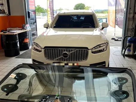 Remplacement de Pare-brise sur ce Volvo (Franchise offerte 🎁) !!!