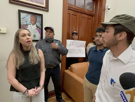 Estudiantes manifestantes ocupan las instalaciones de la Rectoría de la Universidad Autónoma de Chihuahua.