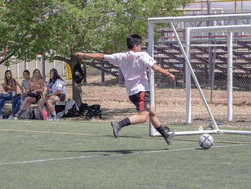 Debate Entre Equipos de Fútbol de Ciencias Políticas y Derecho en la Universidad X Genera Expectación