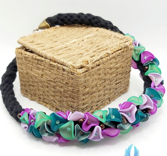 Thumbnail: Flower necklace
