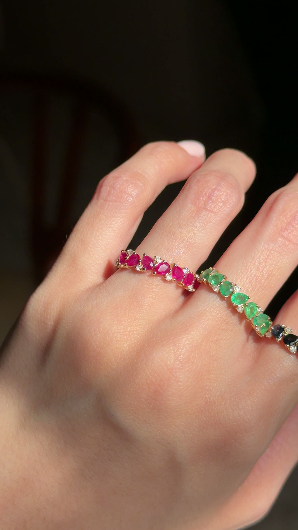 Miniatura: Anillo  Mariel de Esmeraldas, Zafiros o Rubíes Corte Pera con Diamantes
