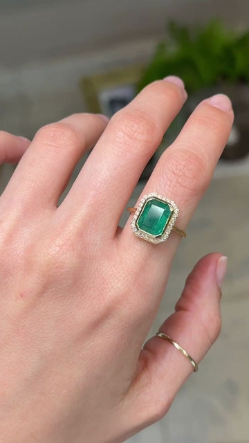 Miniatura: Anillo de Esmeralda Biselada con Halo de Diamantes