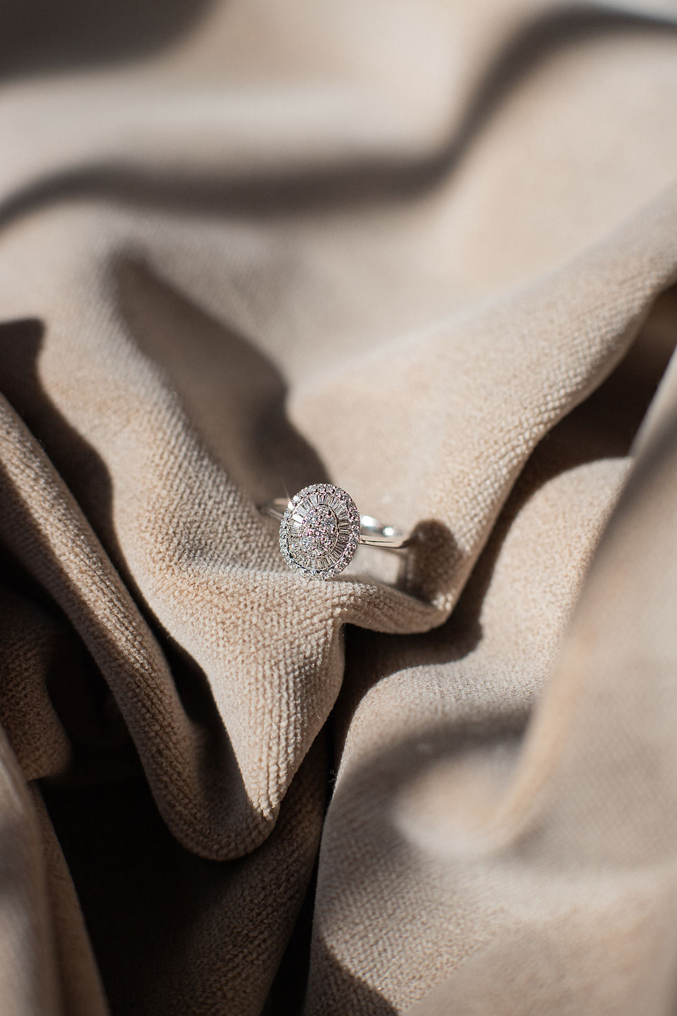 Miniatura: Anillo Cluster Ilusión Oval de Diamantes Redondos y Baguettes