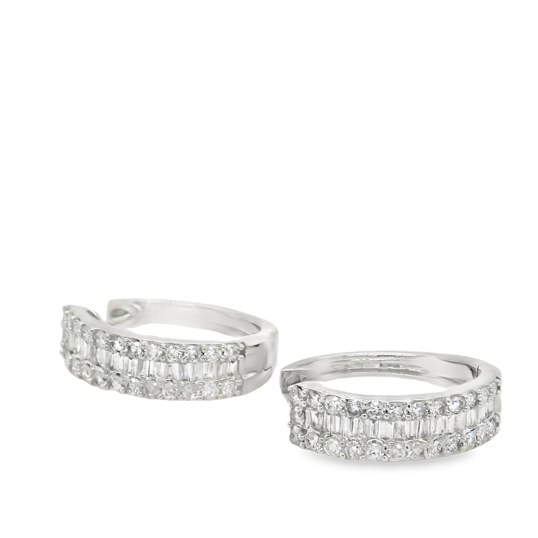 Aretes Huggies de Diamantes Baguette y Redondos Forma Oval