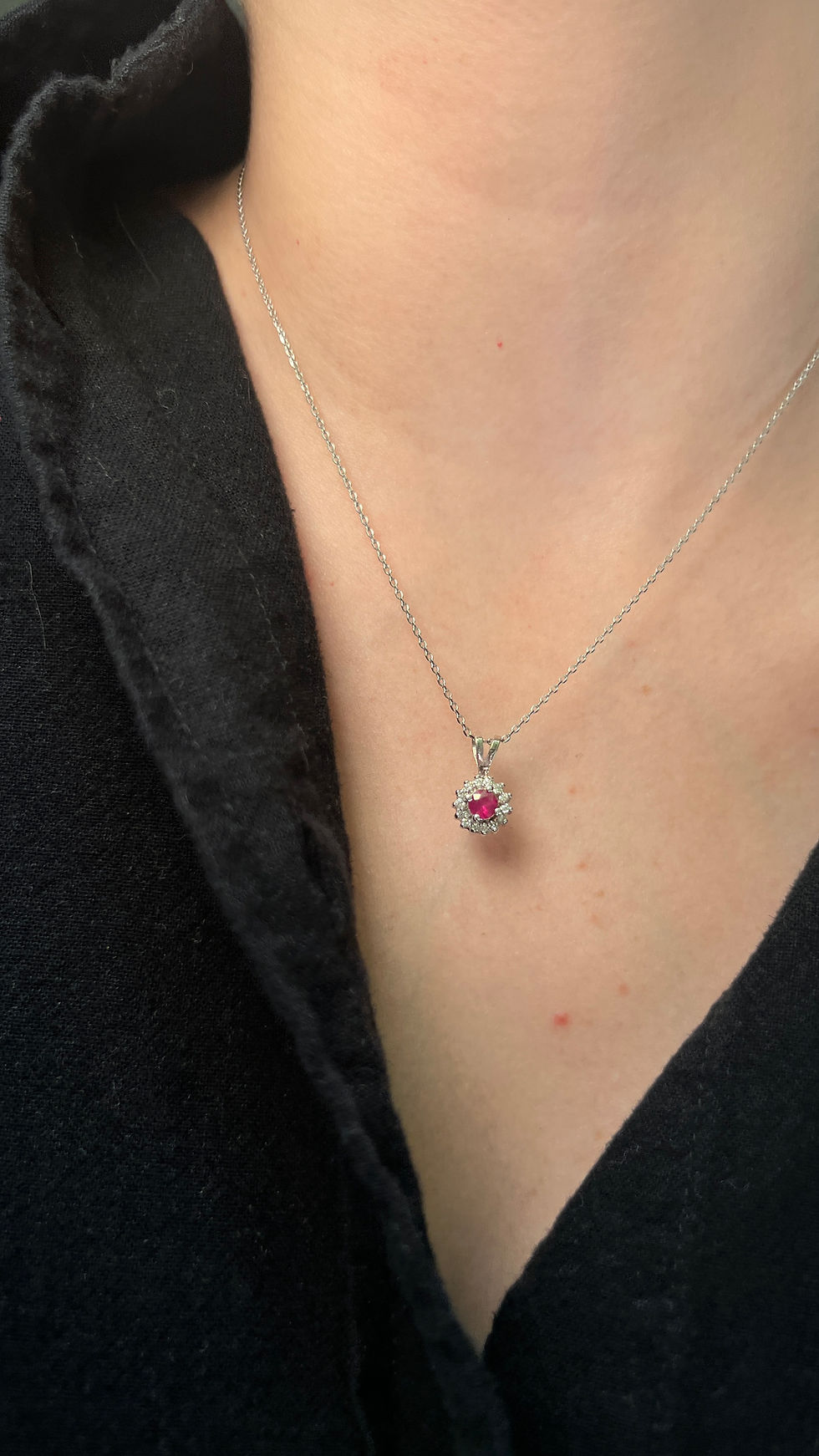 Miniatura: Dije Nova (Esmeralda, Zafiro, Rubí o Diamante con Diamantes)