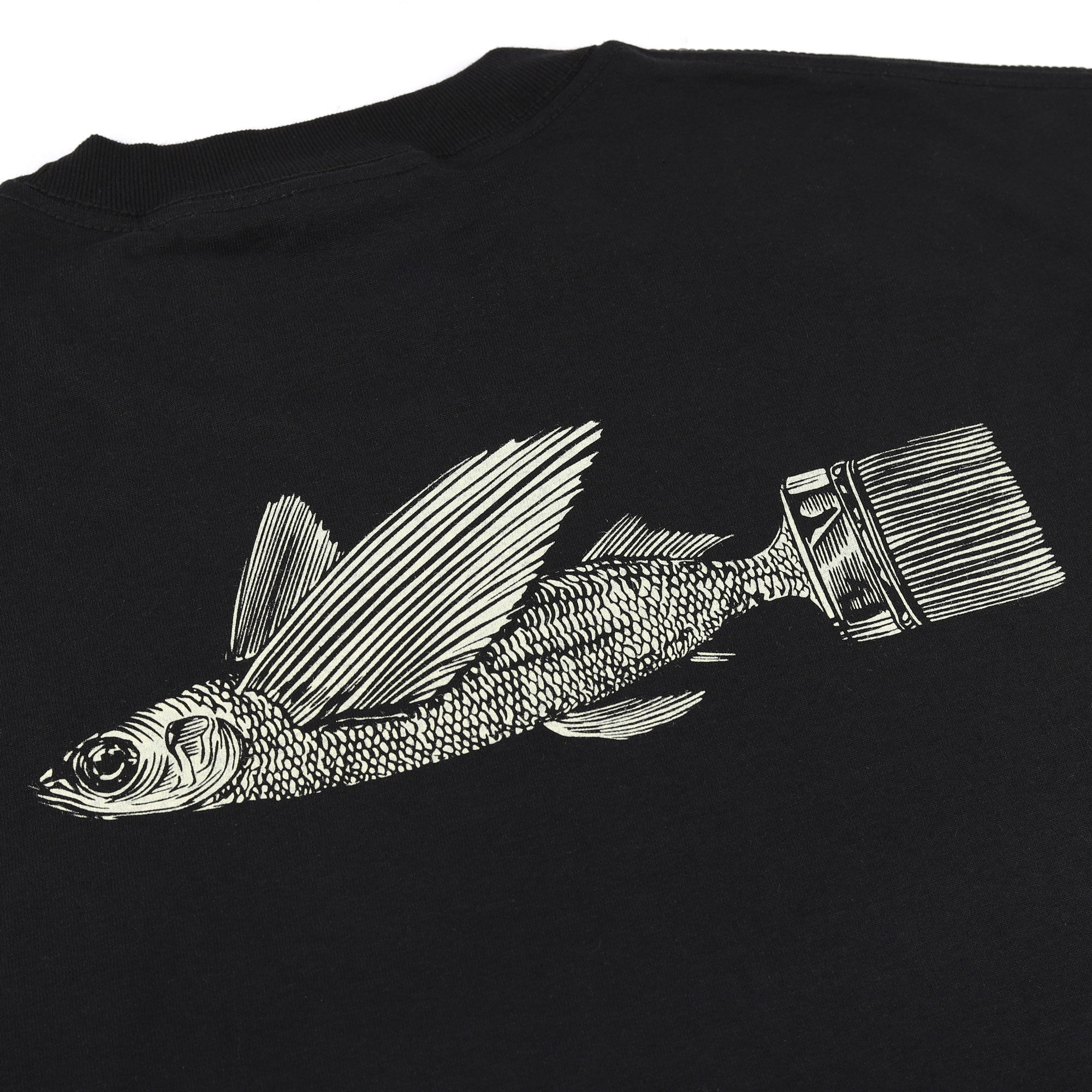 “FISHTAIL” POCKET LOGO TEE