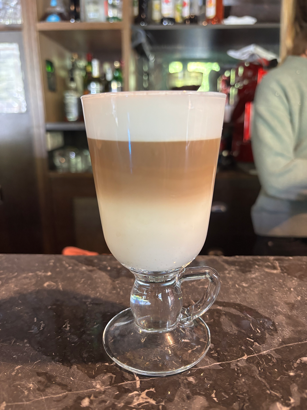 Latte macchiato en trois couches réalisé par un barista