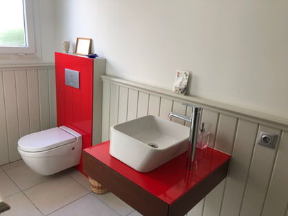 kırmızı WC, tuvalet, ahşap  lambri duvar kaplaması