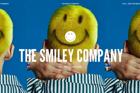 Imagem da campanha da Smiley® com personagem de cabelo amarelo estampado com o ícone sorridente da marca. Representação visual da identidade positiva e original da Smiley