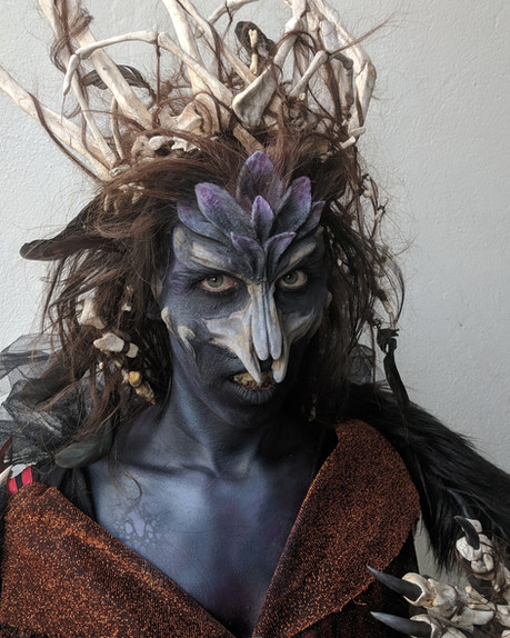 Created for the Monster Makeup Massacre 2019, and winner of the pro category.
Encapsulated silicone prosthetic, latex replica hand, sculpted bone acessories and handmade dress.
Model: Claire Coe