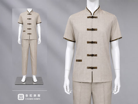 春稻制服東方盤扣工作套裝 Linen Beige，採中式立領、一字盤扣、短袖與深色織紋滾邊設計，搭配米色長褲，適合中式餐廳、茶館、旅宿及餐飲服務人員制服。