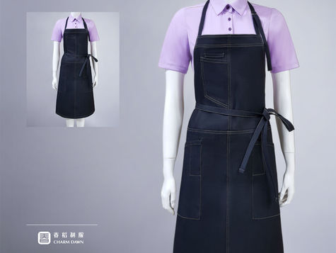 丹寧風工作圍裙制服，採用撞色車線、大容量前口袋與可調式腰間綁帶設計，兼具實用機能、耐用性與品牌形象，適用於餐飲、咖啡廳、美髮及各類服務業客製化工作制服。