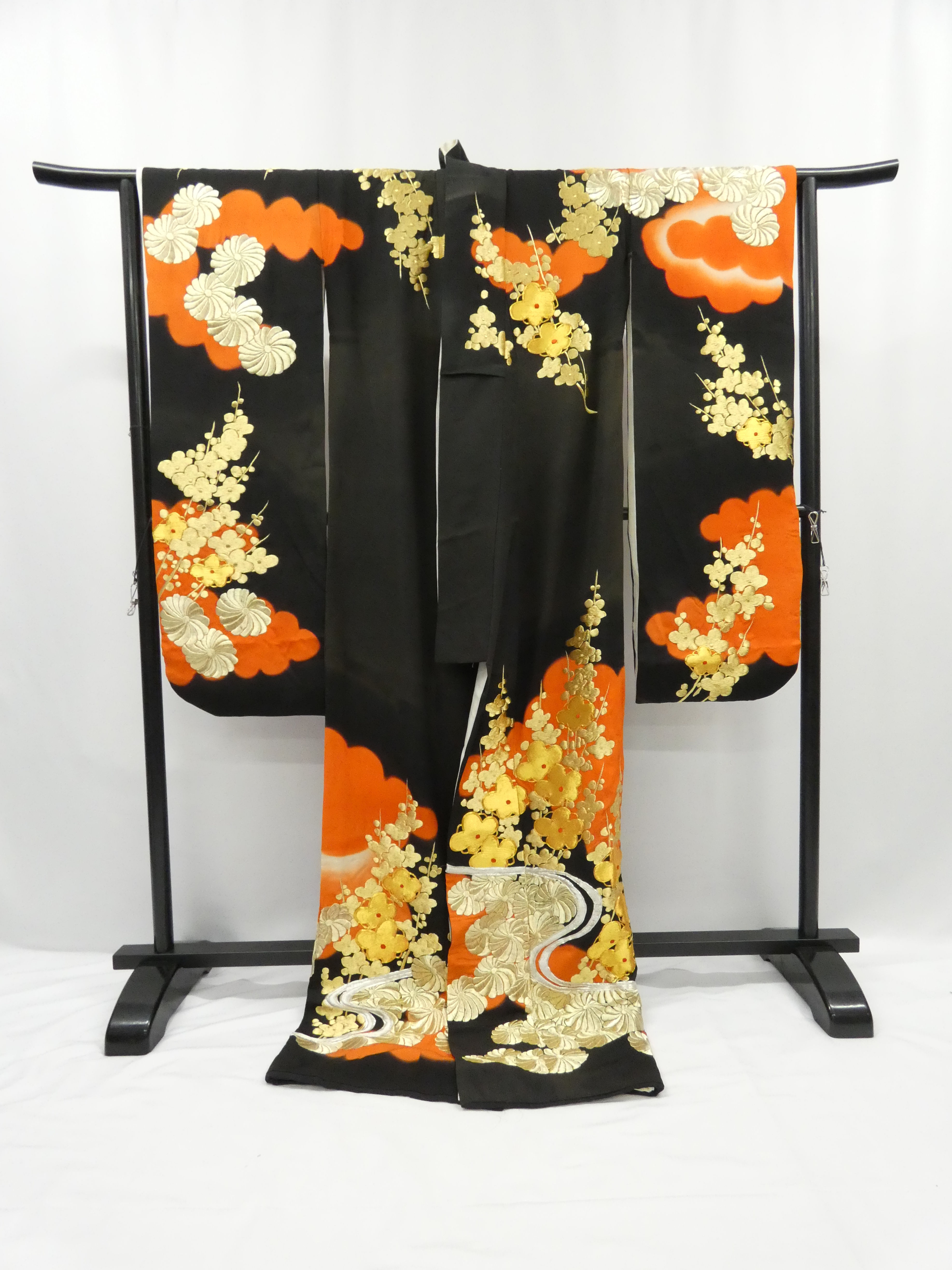 ◆KWF031 Hikifurisode (long-sleeved kimono) with gold and silver leaf, perfect for weddings. Luxurious embroidered kimono. Vintage wedding attire.